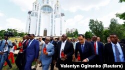 Șefi de stat și de guvern africani comemorează civilii uciși în timpul ocupației rusești a unei părți din regiunea Kiev, la Bucea, pe 16 iunie.