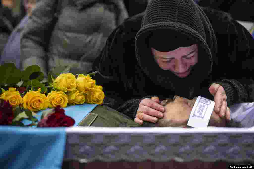 Roza își plânge soțul, Oleksandr Maksimenko, în vârstă de 38 de ani, la înmormântarea lui în satul natal Kniajici, la est de Kiev. Oleksandr, civil care a participat ca voluntar în cadrul forțelor armate ale Ucrainei, a fost ucis în luptele din zona orașului Bahmut.