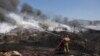 Пожарникарите гаснат пожар во централна Грција, 26 јули 2023 година. 
