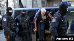 Fostul primar al Lupeniului, Cornel Resmeriță, adus cu duba la sediul DNA, pentru audieri, februarie 2015.
