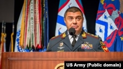 Igor Gorgan vorbește studenților, profesorilor și invitaților la ceremonia de includere a sa în International Hall of Fame la Colegiul de Comandă și Stat Major General la Fort Leavenworth, Kansas, SUA, 6 octombrie 2016.