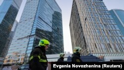 Персоналот за итни случаи работи во близина на оштетена деловна зграда во градот Москва по пријавениот напад со украински беспилотно летало.