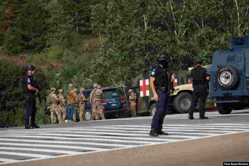 Kosovska policija i američki vojnici u Joševiku.