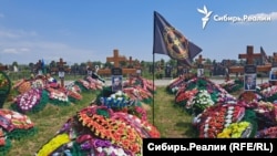 Знаме на "Вагнер" сред гробовете на загиналите