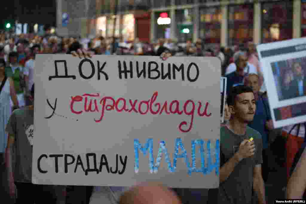 Učesnicima su se obratili prosvetni radnici, profesori i studenti koji su poručili da vlast posle masovnog ubistva u osnovnoj školi Vladislav Ribnikar 3. maja u Beogradu nije uradila dovoljno. 