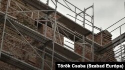 2021 elejétől csaknem száz ember dolgozott azon, hogy uniós milliárdokból gatyába rázza és rekonstruálja a komplett várat