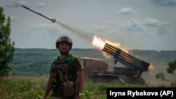 Пукање кон руските позиции во близина на Бахмут на линијата на фронтот во регионот Доњецк, Украина, на 21 јуни.