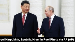 Președintele rus Vladimir Putin (dreapta), cu omologul său chinez, Xi Jinping, la Moscova, anul trecut. 