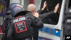Sukob navijača Srbije i Engleske ispred restorana u Gelzenkirhenu