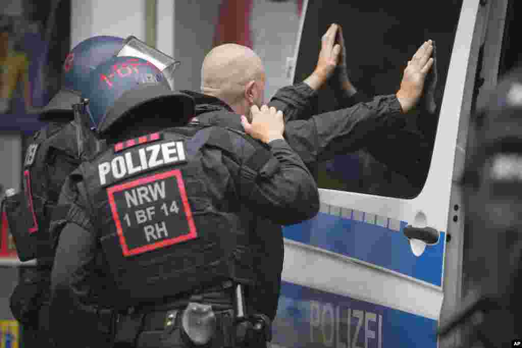 Policajci pretražuju navijača Engleske nakon sukoba pred utakmicu sa Srbijom, 16. juna.