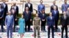 Володимир Зеленски (в средата) на обща снимка с участниците в срещата на върха на Европейската политическа общност, която обединява 27 членки на ЕС с 20 техни партньори