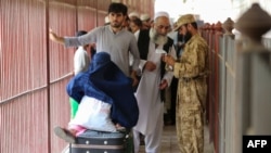 تورخم کې پاکستان ته تلونکي یو شمېر افغان کډوال - تصویر له ارشیفه
