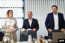 Principala candidată a Partidului Social Democrat (SPD), Katarina Barley, cancelarul german Olaf Scholz și copreședintele SPD, Lars Klingbeil, sosesc pentru a participa la întâlnirea conducerii partidului la sediul din Berlin pe 10 iunie 2024, la o zi după europarlamentare.