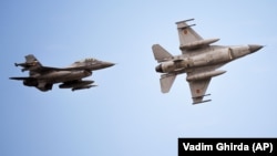 Винищувачі F-16 ВПС Румунії у повітрі біля Бази-86, неподалік від міста Фетешть. Румунія навчає українських пілотів керувати літаками F-16