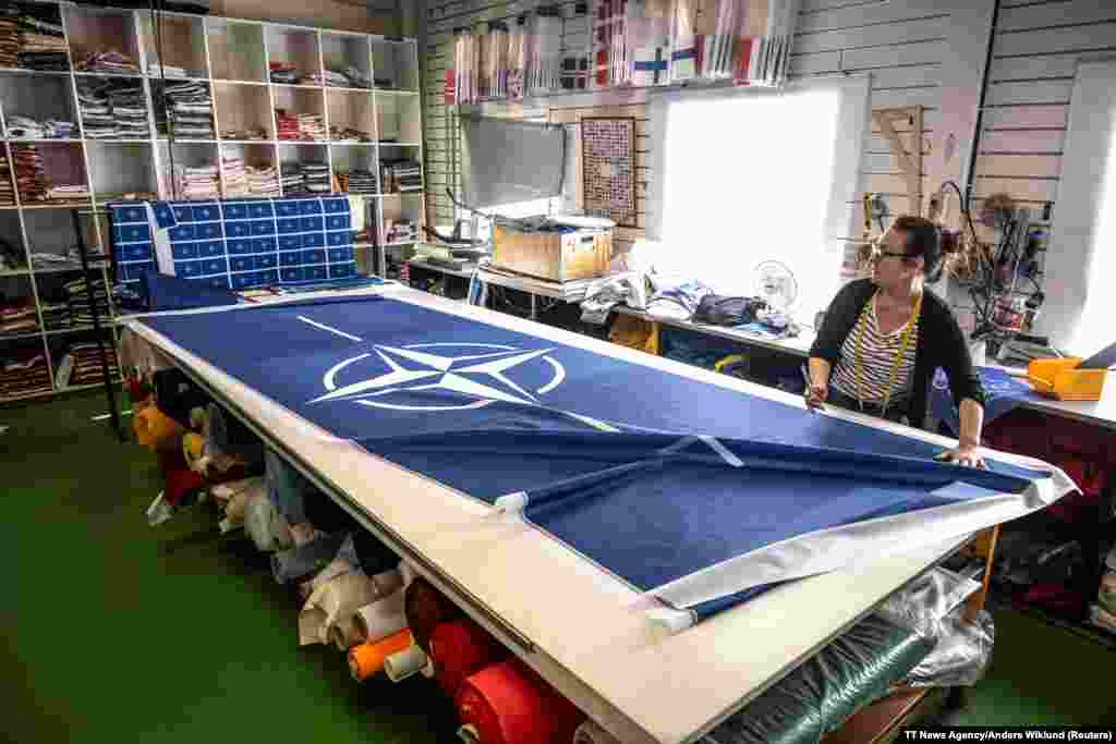 Croitoreasa Tove Lycke lucrează la un steag NATO într-un atelier din apropiere de Stockholm, Suedia. Suedia a aderat oficial la NATO pe 7 martie, la doi ani după ce a depus cererea de aderare la alianța militară, în urma invaziei Rusiei în Ucraina din 24 februarie 2022. 