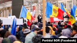 Membri și simpatizanți ai Partidului Șor și Partidului Acasă Construim Europa (PACE), care au format „Mișcarea pentru Popor” au protestat marți, 28 februarie, în centrul Chișinăului, blocând bulevardul Ștefan cel Mare și Sfânt.