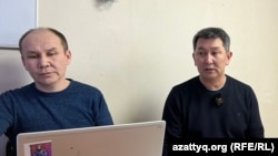 Кандидат в депутаты парламента журналист Лукпан Ахмедьяров (справа) и региональный менеджер объединения независимых наблюдателей Jaria Мурат Байдекенов во время пресс-конференции. Уральск, 21 марта 2023 года