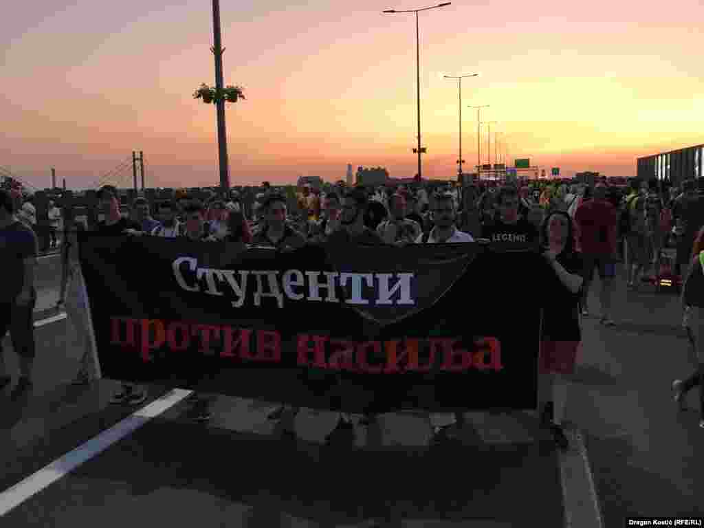 Učesnici protesta "Srbija protiv nasilja" su nakon šetnje centralnim ulicama Beograda i zaustavljanja kod Palate pravde blokirali autoput, 15. jul 2023.