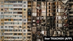 Zgrada u Harkivu uništena ruskim raketnim udarima.