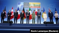 Лідери G7, президент України Володимир Зеленський, президент Європейської ради Шарль Мішель і голова Єврокомісії Урсула фон дер Ляєн позують для фото в рамках заходу, на якому оголосили Спільну декларацію про підтримку України, під час саміту НАТО у Вільнюсі, 12 липня 2023 року