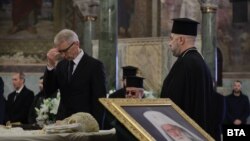 Николай Денков се поклони пред тленните останки на Неофит