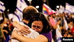Doi protestatari dezamăgiți de votul din Knesset, care limitează prerogativele Curții Supreme, Ierusalim, Israel, luni 24 iulie 2023