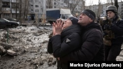 O femeie reacționând la salvarea fratelui ei dintr-un bloc de apartamente grav avariat de un atac cu rachete în Pokrovsk, în regiunea ucraineană Donețk, pe 15 februarie