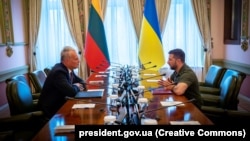 Президент України Володимир Зеленський і президент Литви Гітанас Науседа (ліворуч). Київ, 23 серпня 2023 року 