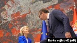 Претседателот на Србија, Александар Вучиќ, ја пречекува претседателката на Европската комисија, Урсула фон дер Лајен, во Белград на 31 октомври 2023 година. Илустративна фотографија.