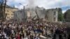 Рятувальники та волонтери прибирають завали після того, як російські ракети влучили в дитячу лікарню «Охматдит» під час масованого ракетного обстрілу у Києві, Україна, понеділок, 8 липня 2024 року