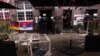 Policija pored ulaza u restoran ispred kojeg je došlo do tuče navijača, Gelzenkirhen, 16. juna 2024.