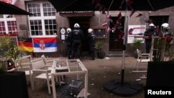 Razbijeni inventar restorana u njemačkom gradu Gelzenkirhenu, 16. juni 2024.