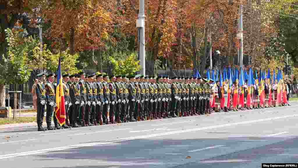 Pentru a aduce un omagiu primului președinte al Republicii Moldova Mircea Snegur, cortegiul funerar a făcut mai întâi o oprire la Președinția Republicii Moldova. 