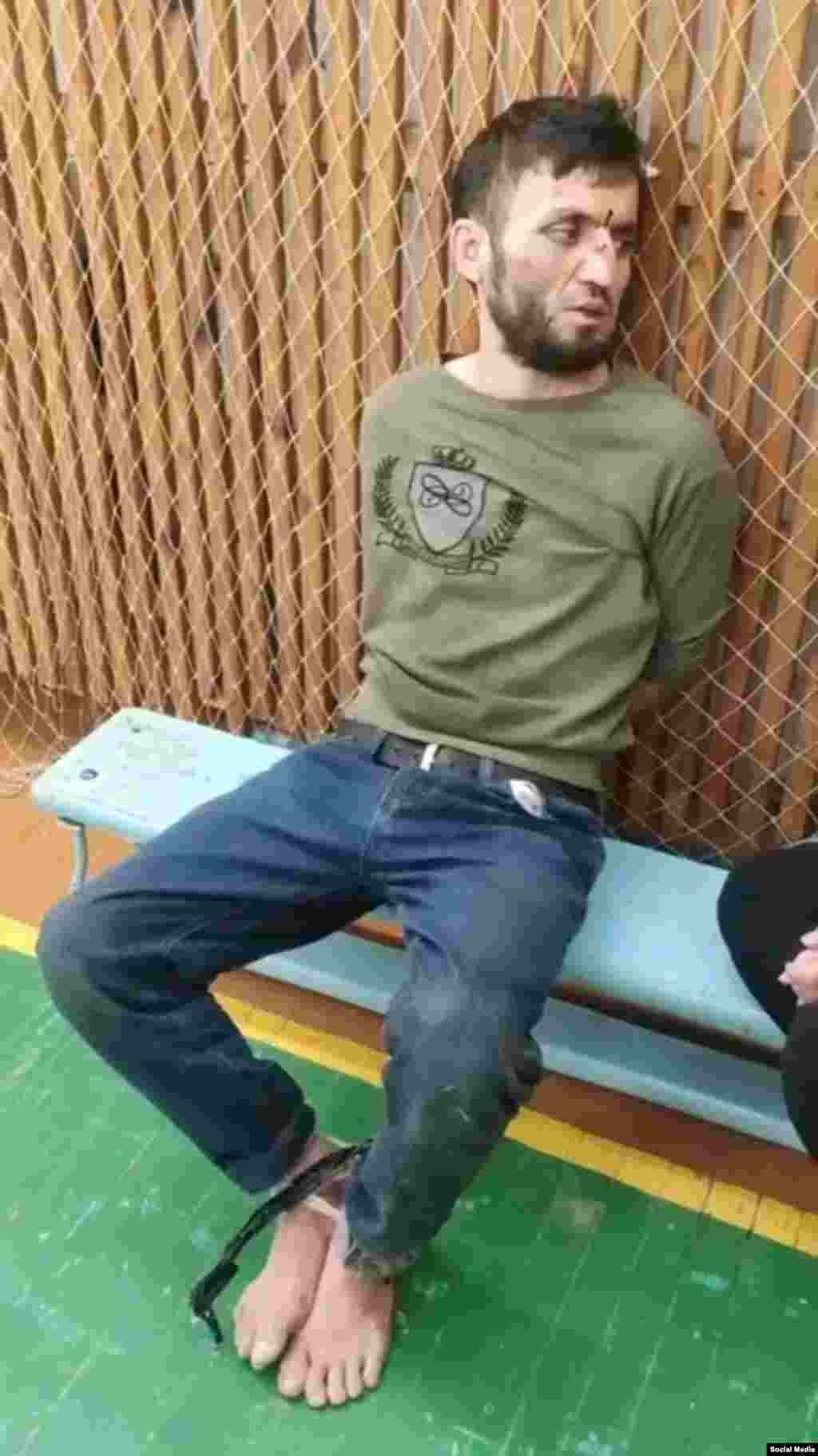 Dalerjon Mirzoev este fotografiat imediat după reținerea sa în regiunea Briansk, pe 23 martie. El este unul dintre cei patru cetățeni tadjici suspectați că au fost implicați în atacul terorist asupra unei săli de concerte de lângă Moscova, din 22 martie, care a provocat cel puțin 137 de morți și peste 180 de răniți.