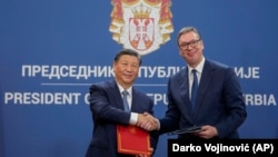 Președintele Chinei, Xi Jinping, împreună cu omologul său sârb Aleksandar Vucici. Belgrad, 8 mai.
