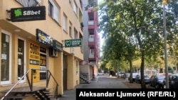 Jedna od kladionica naspram škole, Podgorica