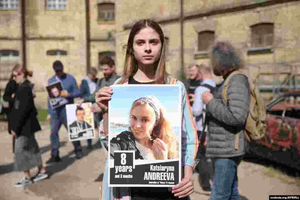 Сярод іх Ася Булыбенка, якая ў «справе студэнтаў» адбыла за кратамі 2 гады і мусіла выехаць з радзімы, бо яе затрымлівалі і пасьля вызваленьня. Ася прыгадала, як у гомельскай жаночай калёніі сустракалася з журналісткамі «Белсату» Кацярынай Андрэевай і Дар’яй Чульцовай, а раней на «Валадарцы» пазнаёмілася з былой супрацоўніцай тэлевізіі Ксеніяй Луцкіной. «Дзяўчаты застаюцца там, і гэта такая тэма для мяне, што, як успамінаю, заўсёды сьлёзы. Мы зьбіраліся, размаўлялі, верылі ў тое, што хутка выйдзем. Даша сапраўды выйшла, а Каця адбывае новы тэрмін, і гэта жахліва. А ўчора я пачула пра Ксенію, што яна захварэла на запаленьне лёгкіх, — і таксама сьлёзы. Там мы ўсе падтрымлівалі адна адну, і я не магу іх не падтрымаць зноў», — сказала Ася Булыбенка.