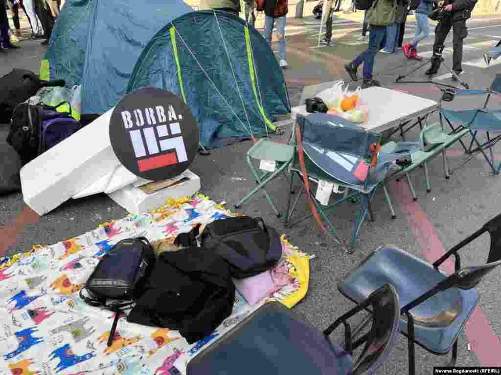 Improvizovani kamp na raskrnici ulica Birčaninove i Kneza Miloša u centru Beograda. Studenti su se priključili protestima koji traju od izbora 17. decembra, a na koje je pozvala najveća opoziciona koalicija "Srbija protiv nasilja" optužujući vladajuću Srpsku naprednu stranku (SNS) za izbornu krađu