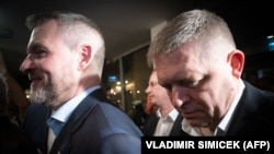 Петер Пелегрини (лево) и словачкиот премиер Роберто Фицо по прогласување на победата на претседателските избори во Словачка, 6 април 2024 г.