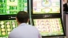 În România funcționează peste 80.000 de aparate de tip păcănele/slot machines. Numărul dependenților de jocuri cu noroc nu e cunoscut exact. Un studiu realizat chiar de industrie în 2016 indica aproximativ 100.000 de persoane.
