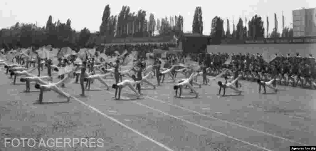 În statele socialiste, sportul era văzut drept o modalitate de a schimba atât atitudinile individului, cât și întreaga patrie. Pentru comuniști, sportul crea un trup armonios, prezenta o ocazie de formare socială în afara familiei și putea crea un spectacol în demonstrațiile în masă.