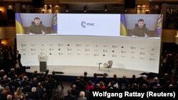 Украинскиот претседател Володимир Зеленски за време на Минхенската безбедносна конференција, во Минхен, Германија на 17 февруари 2023 година. REUTERS/Волфганг Ратај