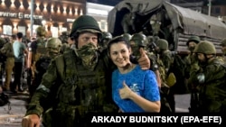 Evgheni Prigojin, liderul Grupului Wagner, pozează cu un localnic pe 24 iunie. Oamenii i-au aplaudat pe luptătorii Wagner care au luat cu asalt sediul militar din orașul Rostov-pe-Don, din sudul Rusiei.
