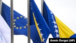 Zastave EU i BiH, 12. mart 2024. Portparol Evropske unije Peter Stano je naveo da Brisel "očekuje od političkih lidera iz zemalja koje teže pristupanju EU da neguju dobrosusedske odnose i regionalnu saradnju, principe i vrednosti za koje se Unija zalaže".