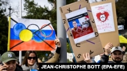Protest sa zahtjevom da se sportisti iz Rusije i Bjelorusije spriječe da učestvuju na Olimpijskim igrama u Parizu 2024. godine zbog rata protiv Ukrajine. Lozana, Švajcarska, 25. mart 2023.