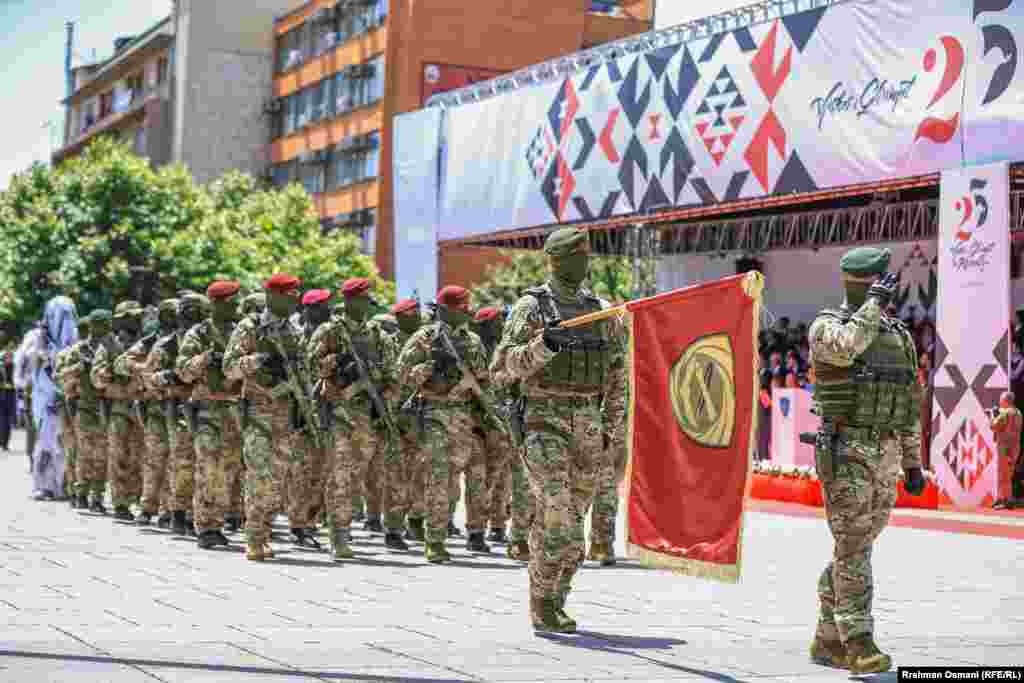 Njëri prej njësiteve të FSK-së duke parakaluar në sheshin e kryeqytetit për nder të Ditës së Çlirimit të Kosovës, 12 qershor 2024.