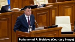 Ministrul Finanțelor, Petru Rotaru, prezintă proiectul de lege privind modificarea bugetului de stat 2024, în plenul Parlamentului R. Moldova, pe 4 iulie.