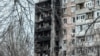 Пошкоджений російськими обстрілами будинок в Авдіївці на Донеччині, 10 березня 2023 року