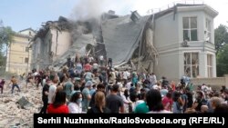Руски воздушен напад врз Киев, погодена е и детска болница