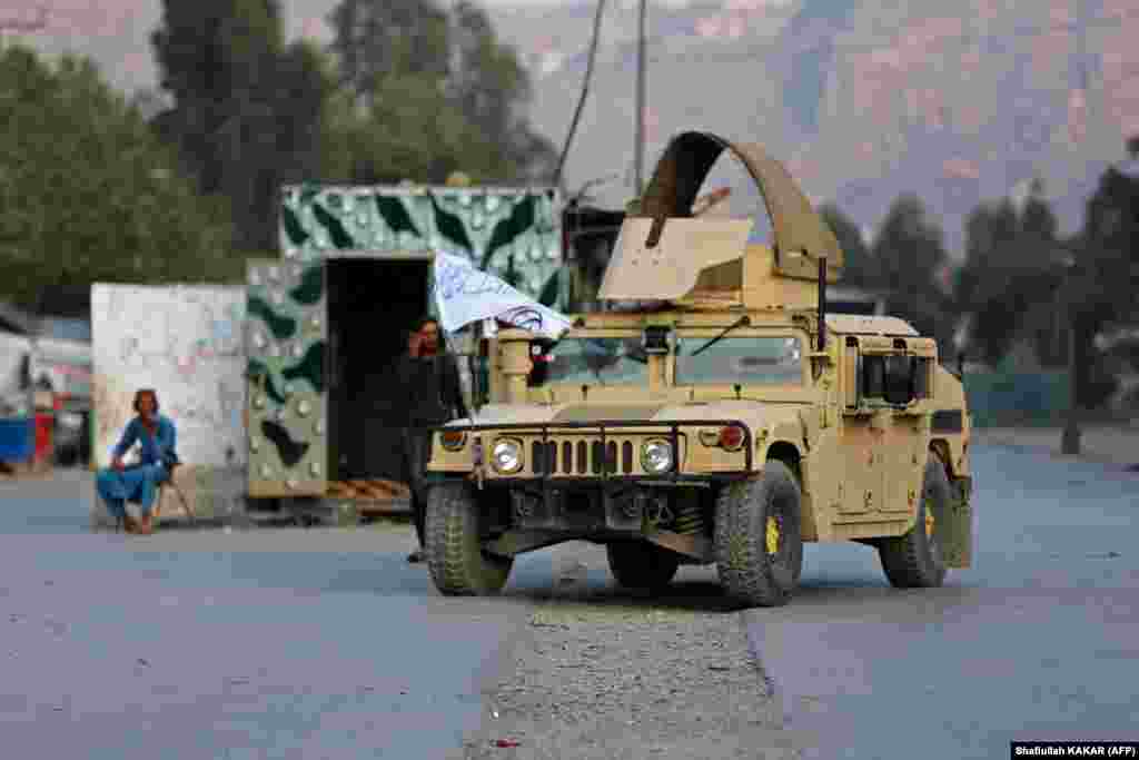 Humvee vozilo blizu zatvorenih vrata graničnog prijelaza Torkham. Pakistan je branio svoju odluku da zatvori svoj glavni granični prijelaz s Afganistanom koji nema izlaz na more, rekavši da tamošnje talibanske vlasti pokušavaju izgraditi "nezakonite strukture" na svom teritoriju i "pribjegavaju neselektivnoj pucnjavi" kada ih izazovu. 